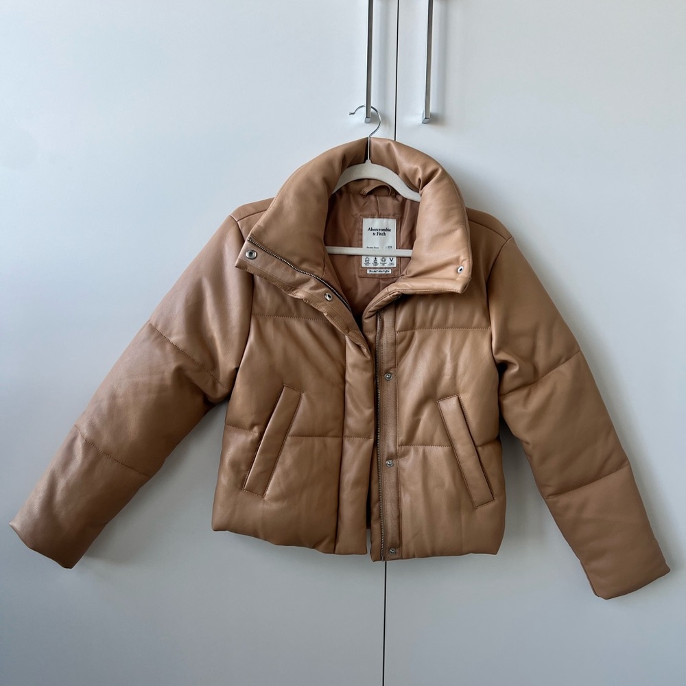 Abercrombie & Fitch Tan cropped puffer jacket
